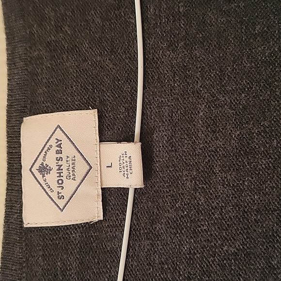 Grey sweater size Large - Picture 2 of 6